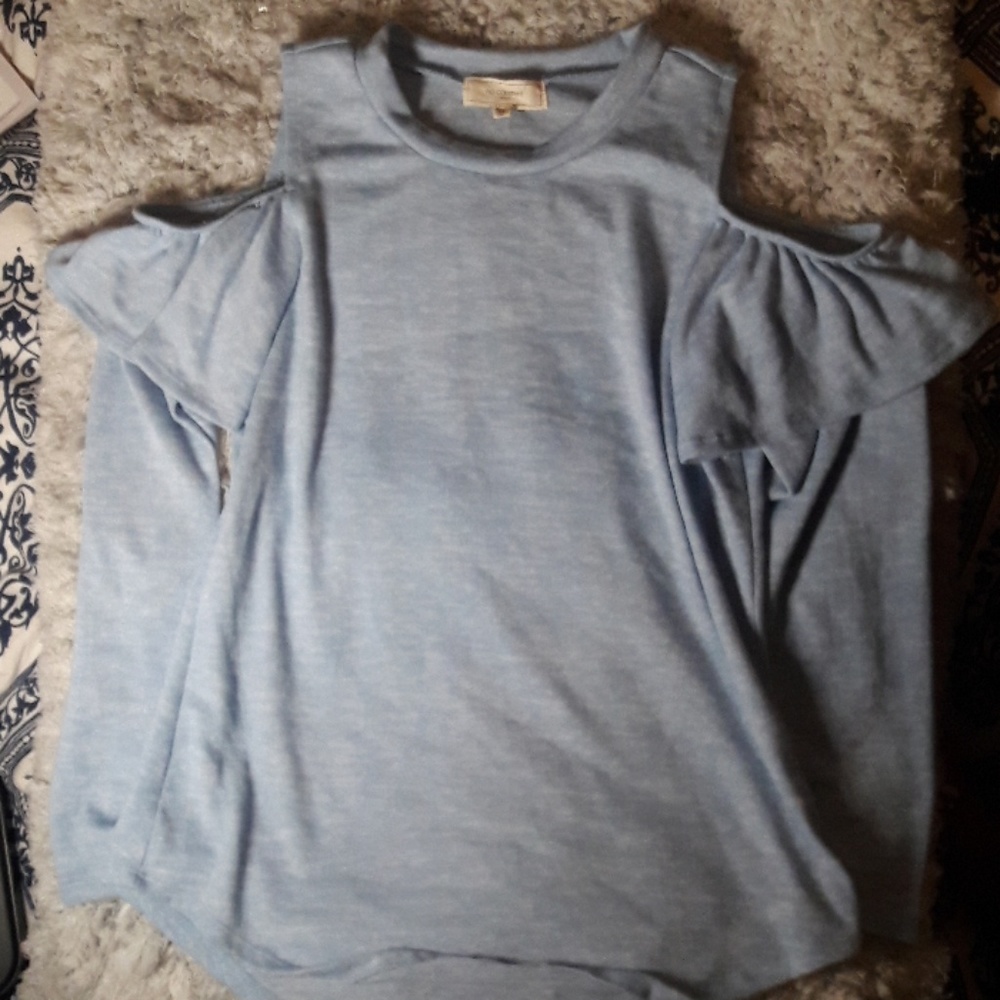 Shoulder cut out blouse
